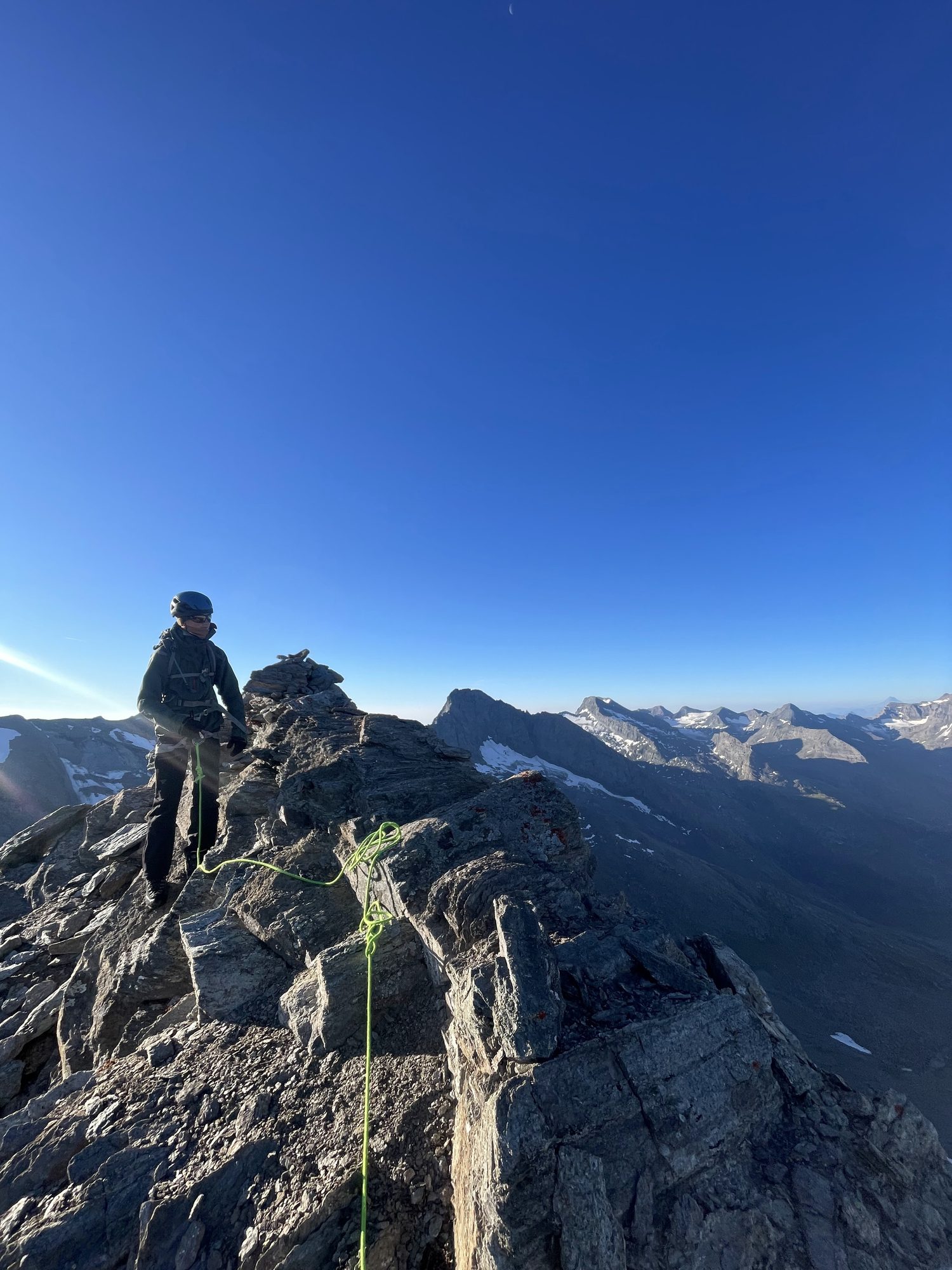 Progression sur névé au petit matin, panorama de haute montagne