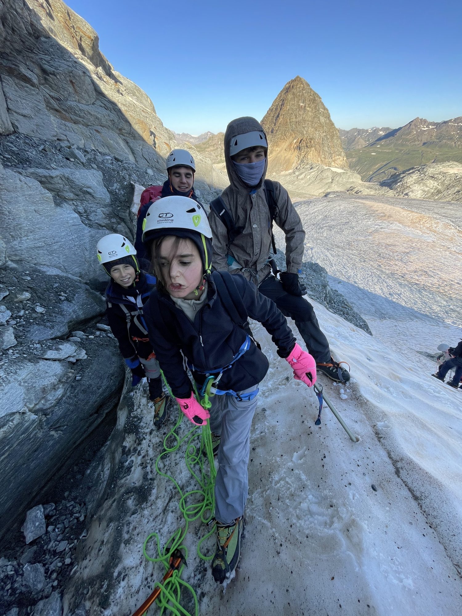 Traversée au bord d'une crevasse, glacier en contrebas