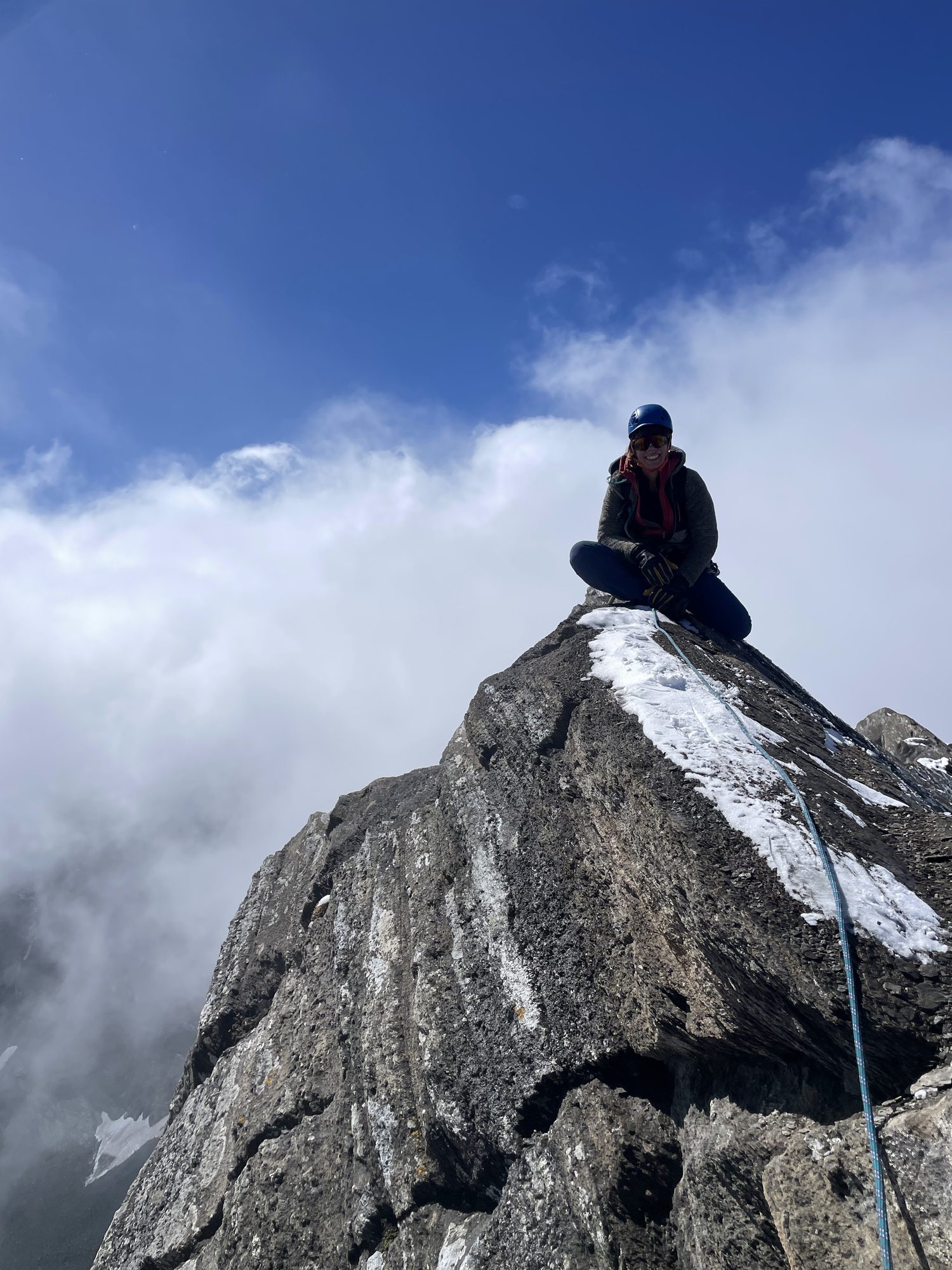 Vue aérienne sur un vaste glacier au lever du jour