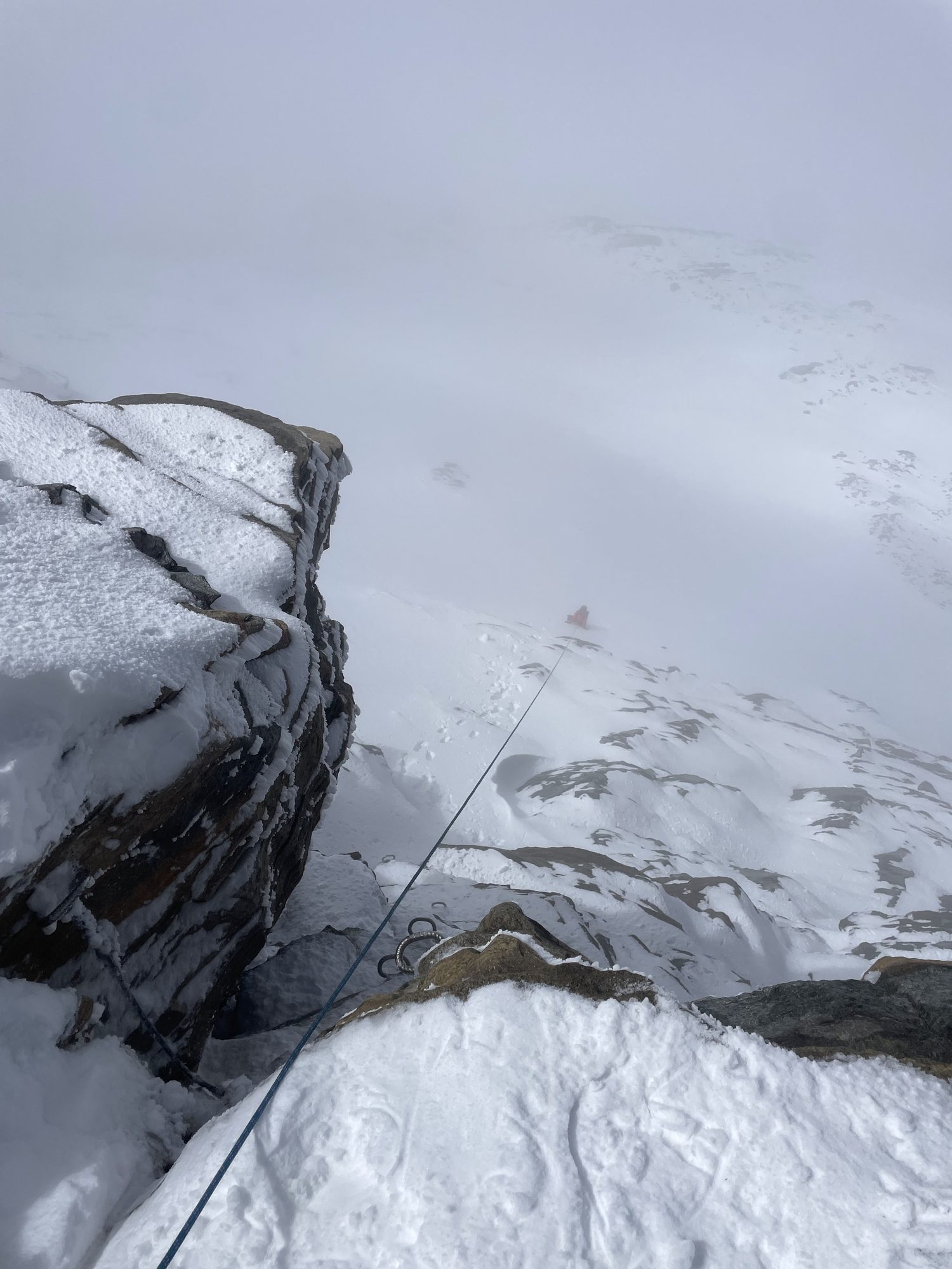 Panorama glaciaire, cordée minuscule dans l'immensité
