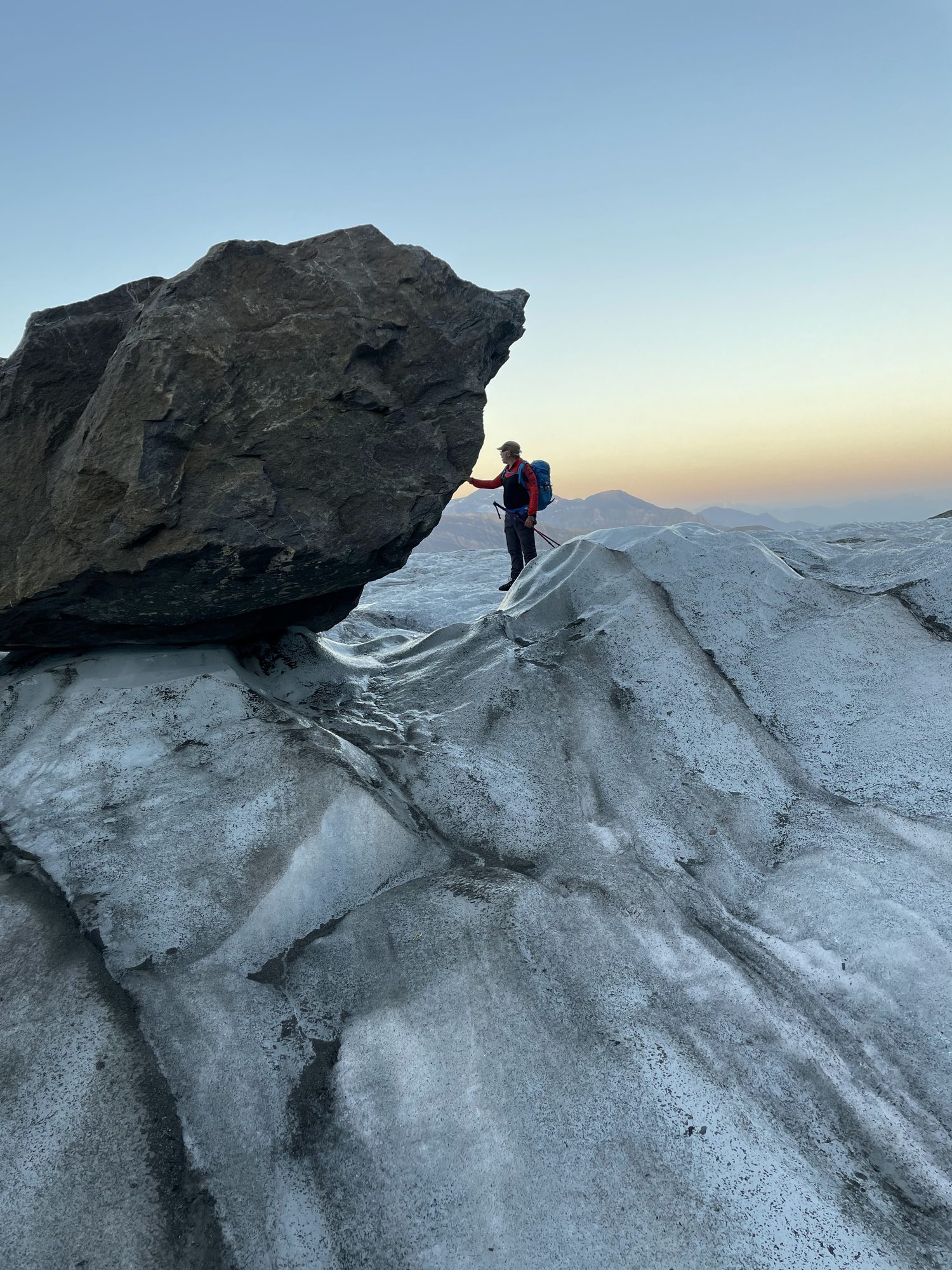 Large vue aérienne sur crêtes et glacier suspendu