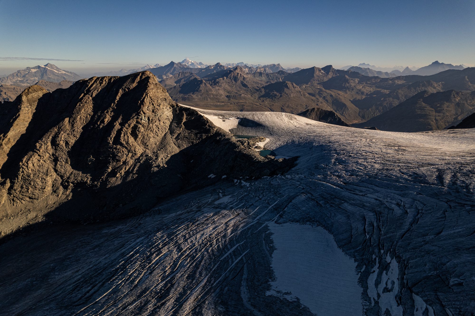 Aube sur le glacier, silhouette d'un alpiniste