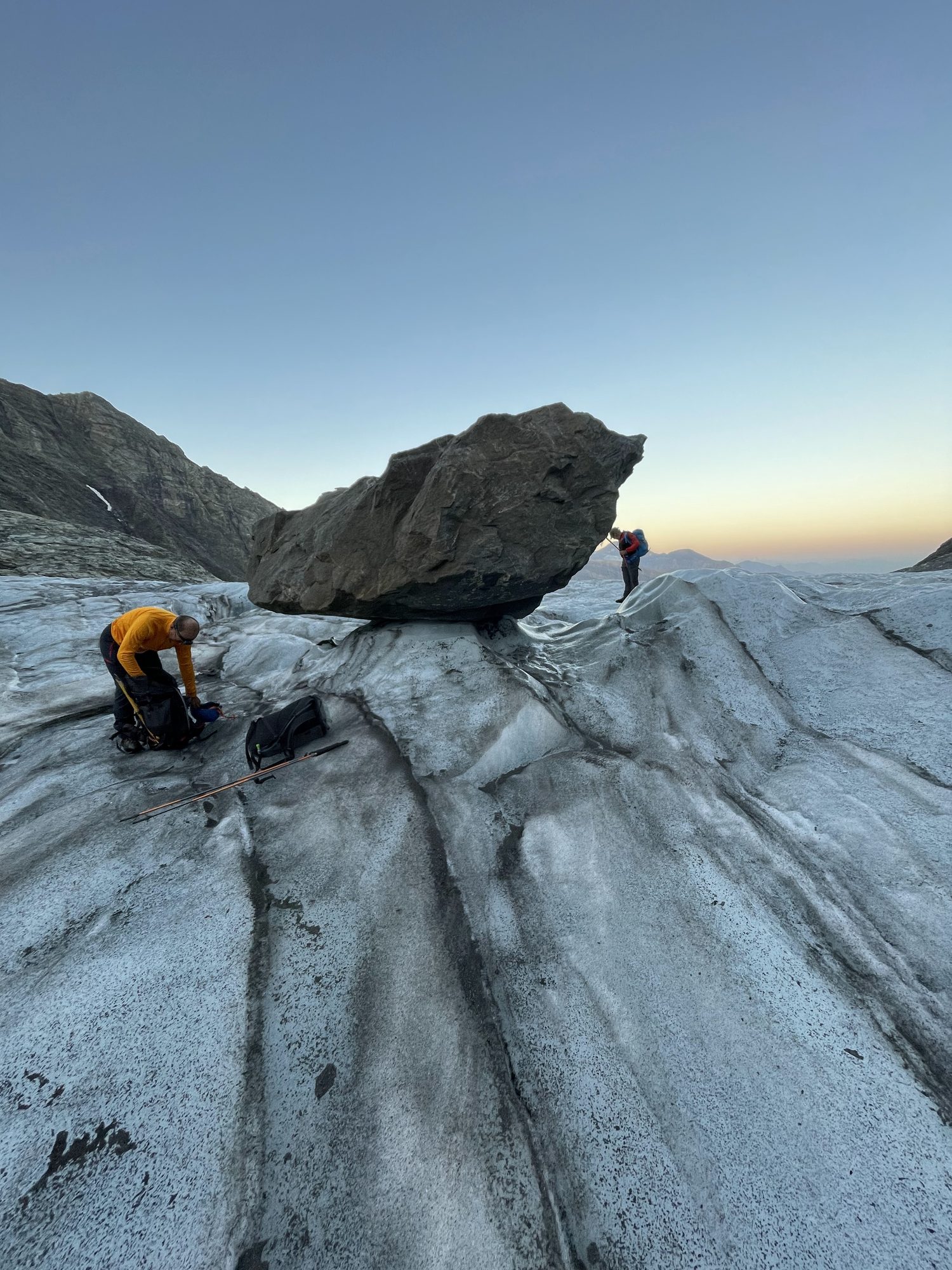 Bloc erratique en équilibre sur le glacier au lever du jour