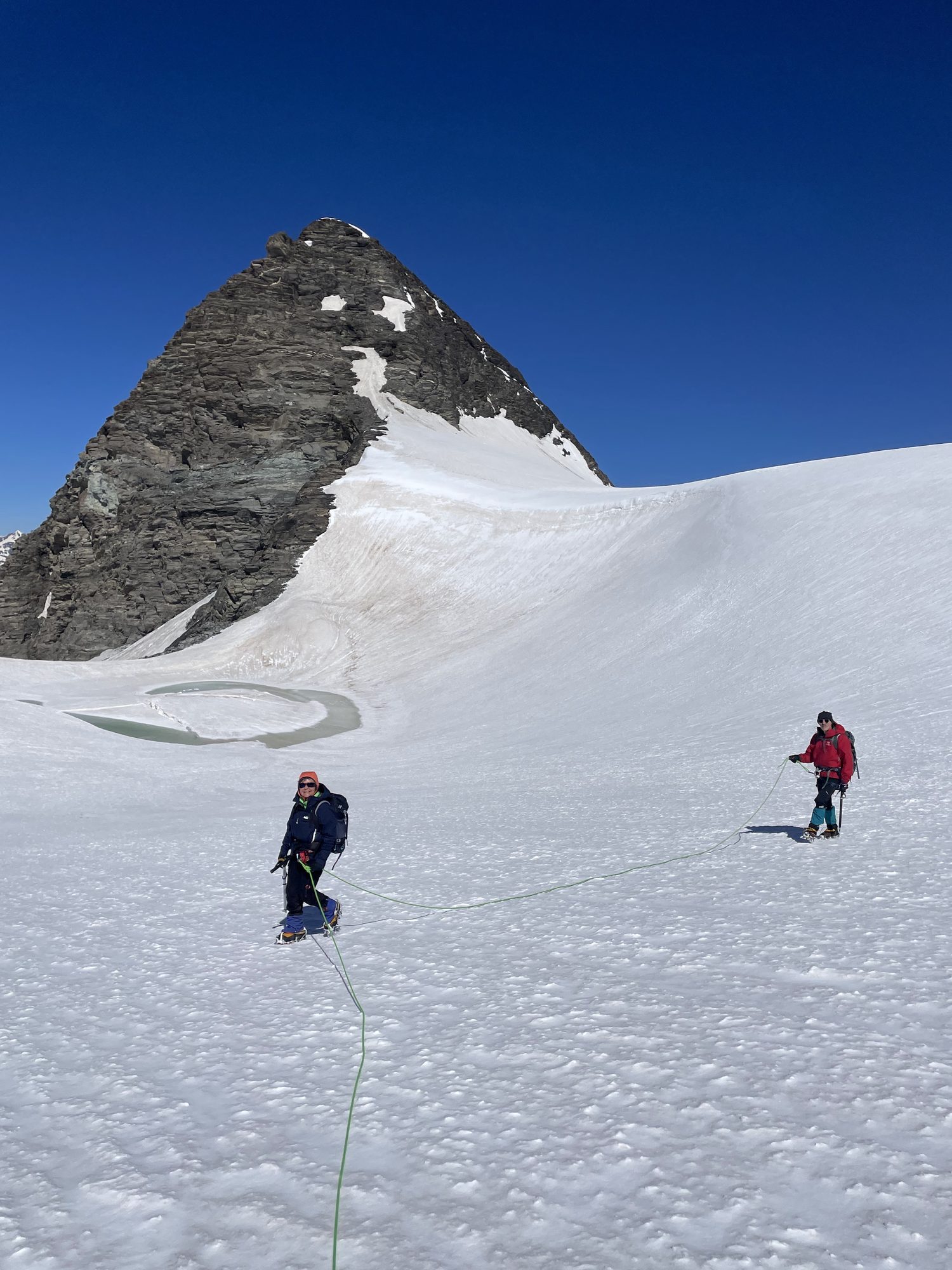 Cordée sur le névé sous la pyramide sommitale