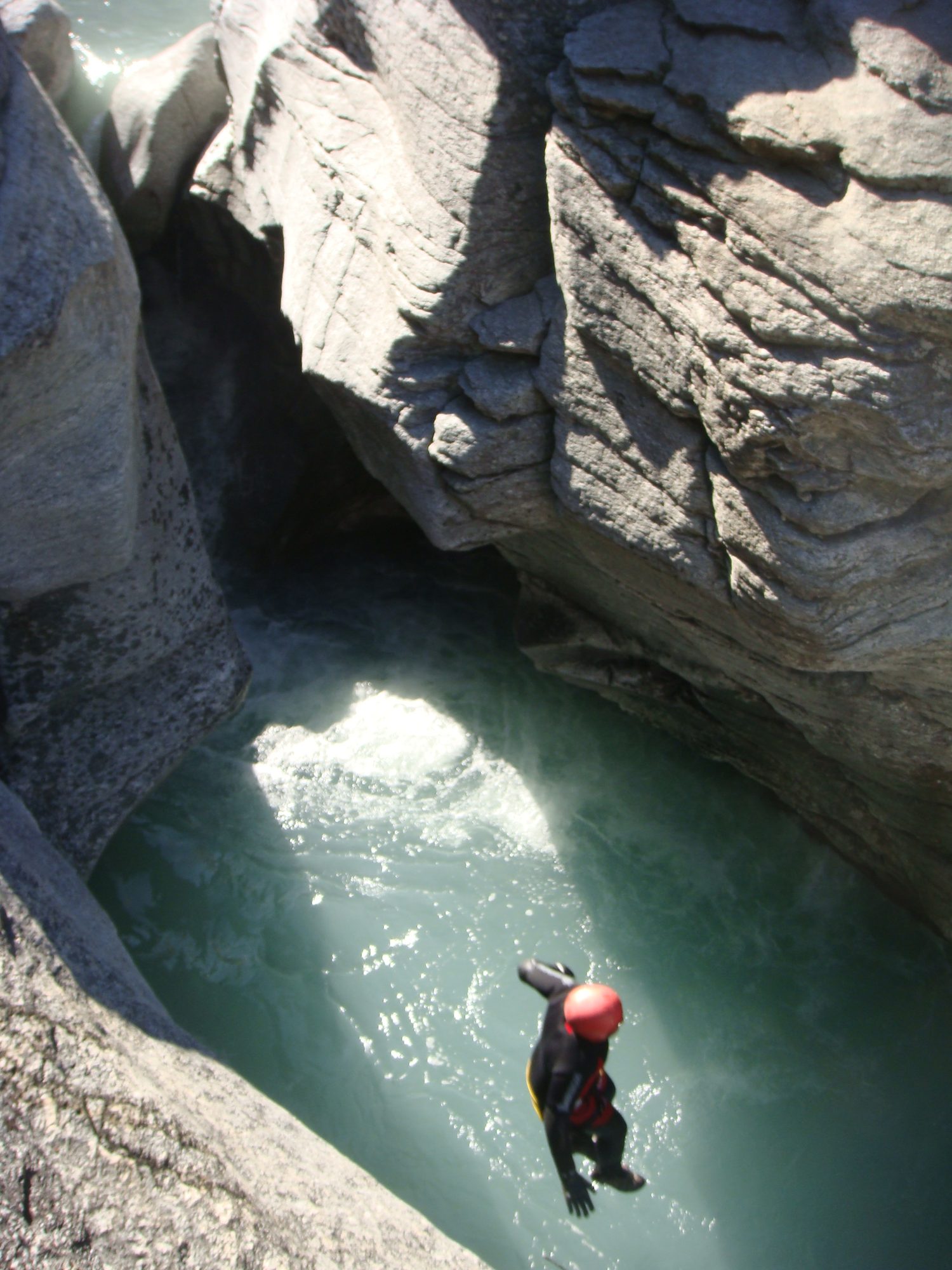 Saut dans une marmite émeraude vu du haut du canyon