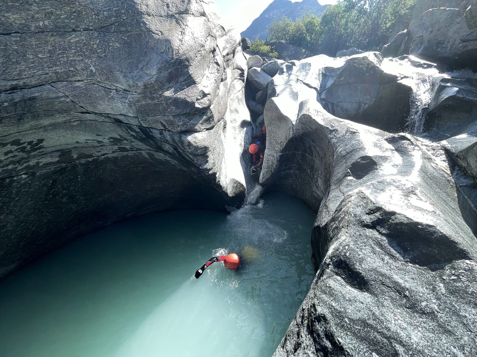 Nage dans une marmite creusée dans le granit
