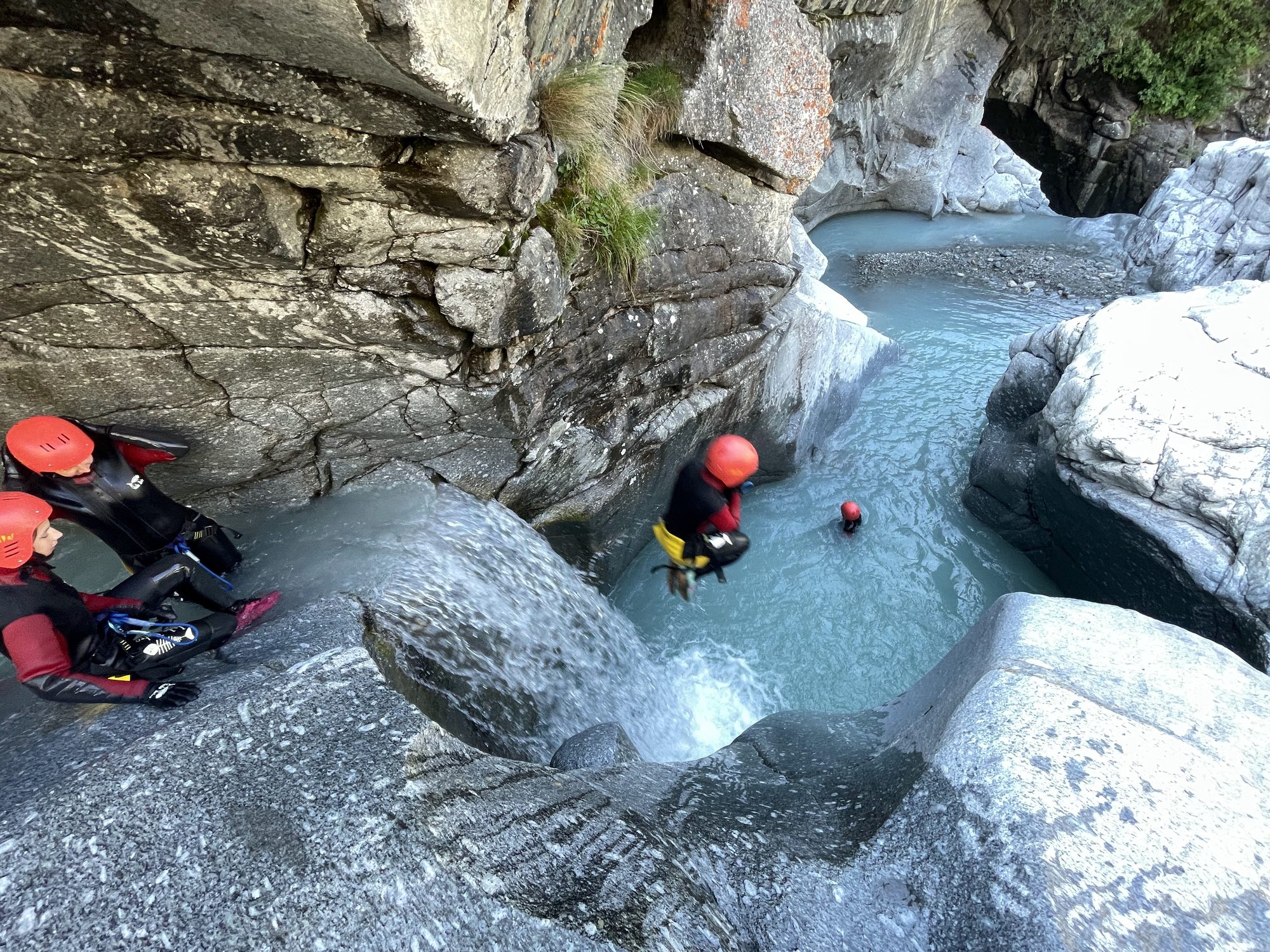 Saut dans l'eau turquoise devant le groupe