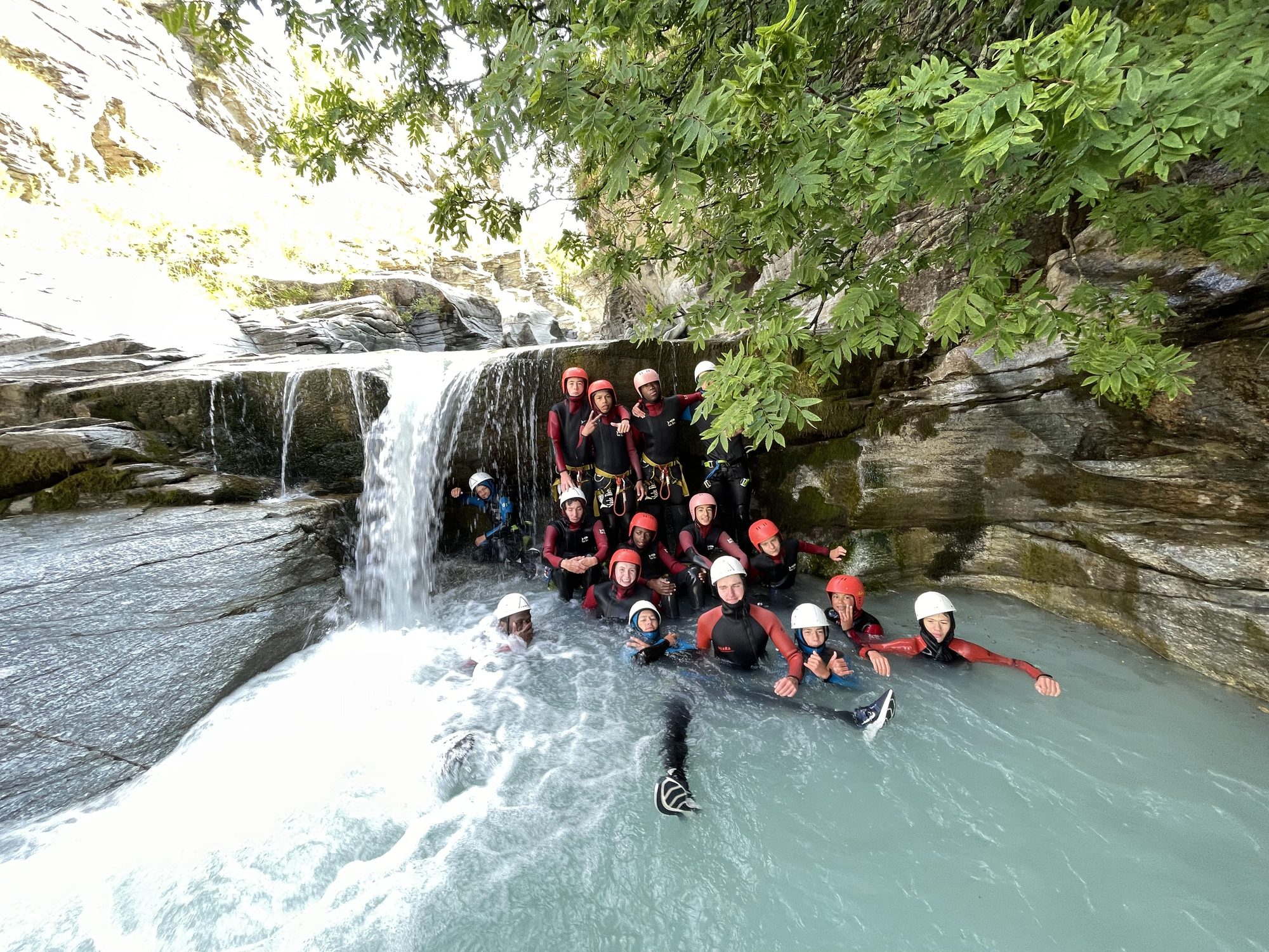 Le groupe réuni sous la cascade