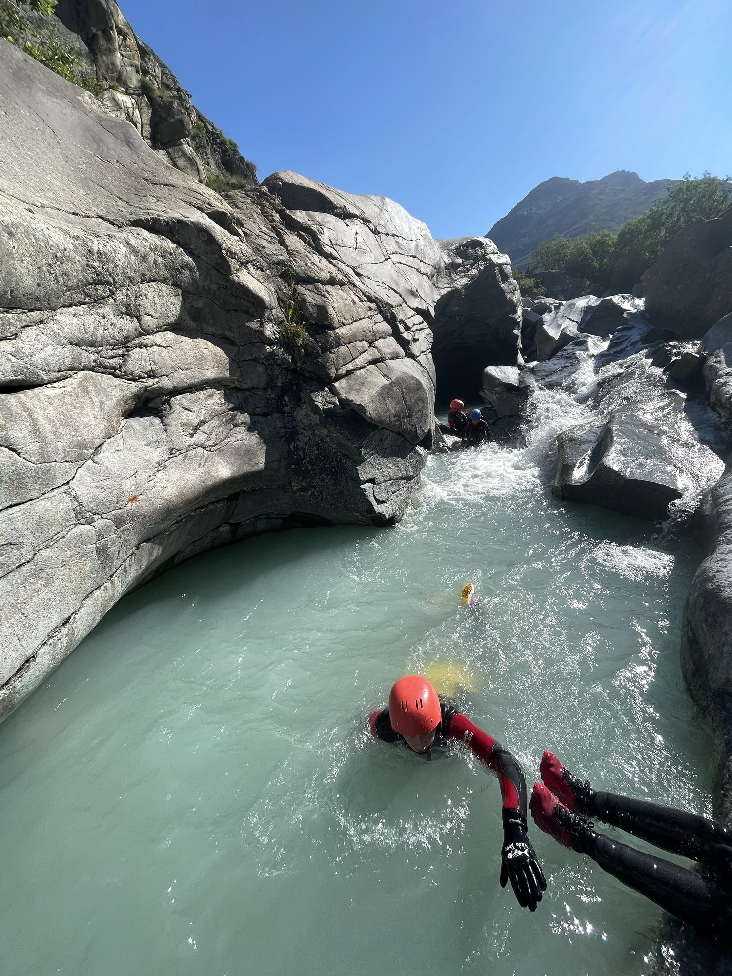 Nage dans les gorges de granit, eau turquoise