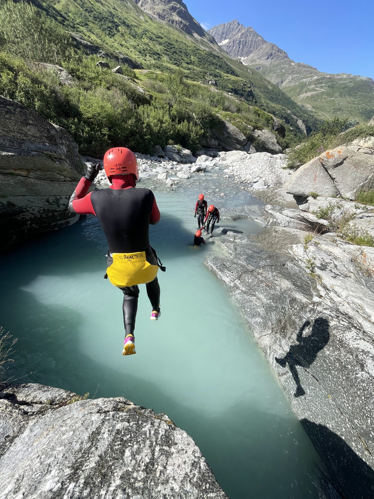 Saut dans la vasque, la vallée de Bonneval en toile de fond