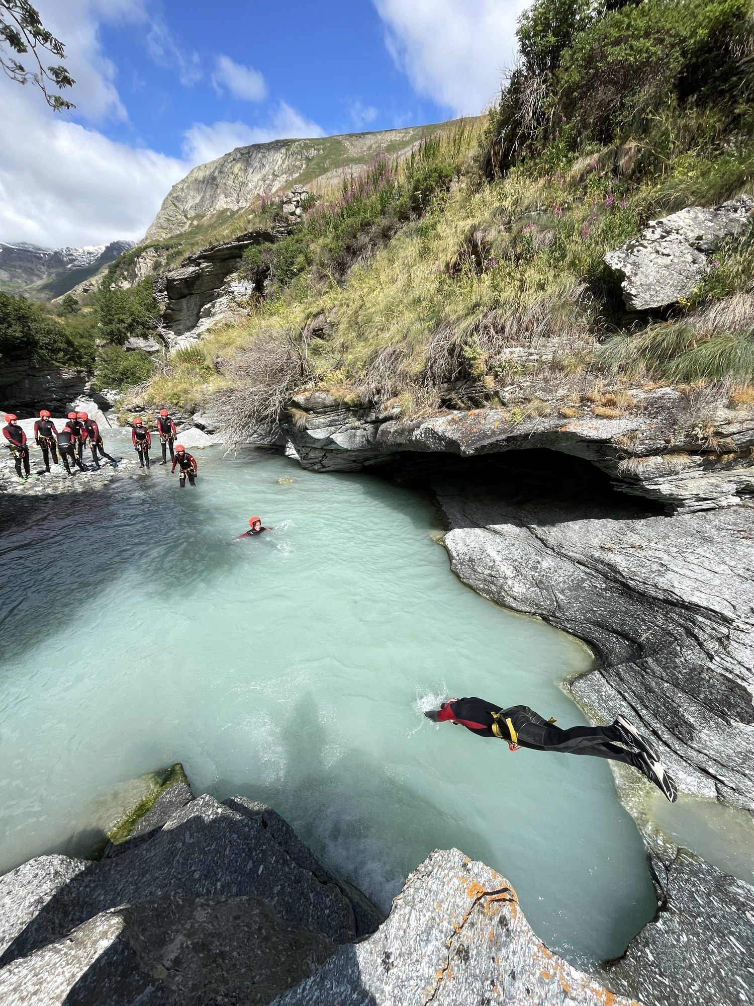 Plongeon dans la marmite, le groupe au bord de l'eau