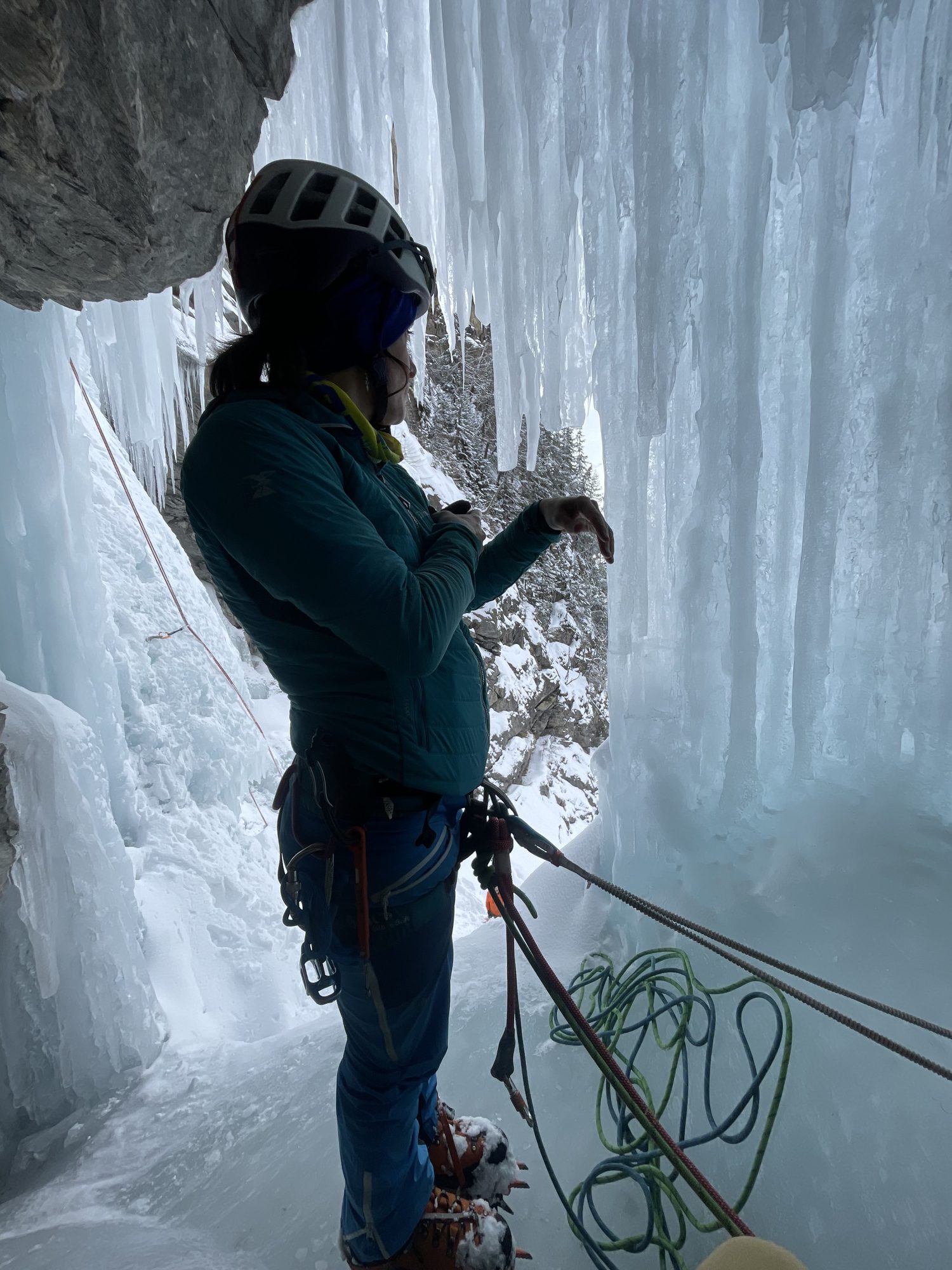 Grimpeuse suspendue entre les colonnes de glace