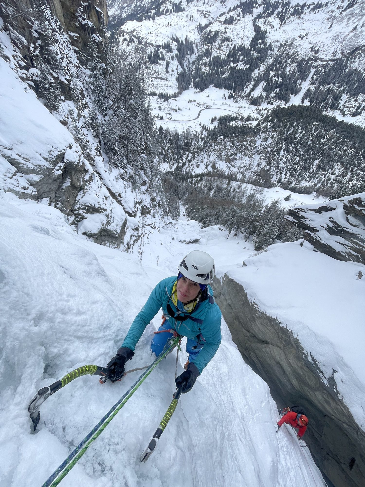 Vue plongeante depuis la cascade sur la vallée enneigée