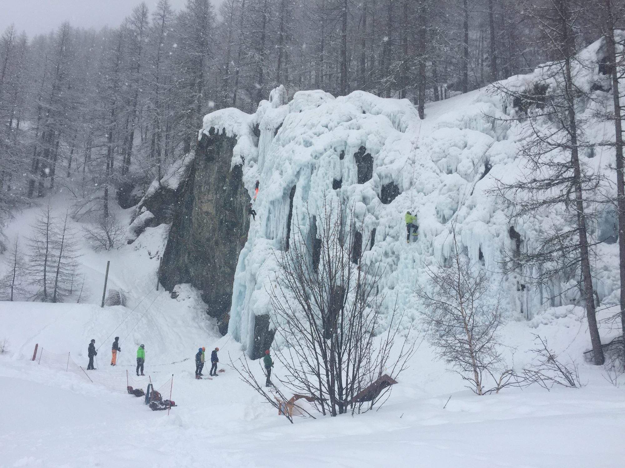 La falaise de glace un jour de neige, cordées en action