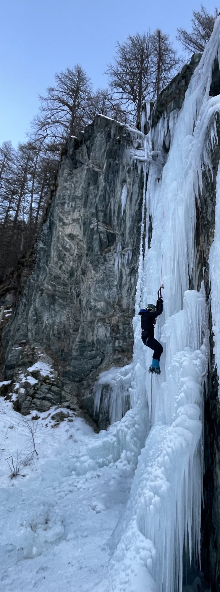 Colonne de glace au pied de la falaise