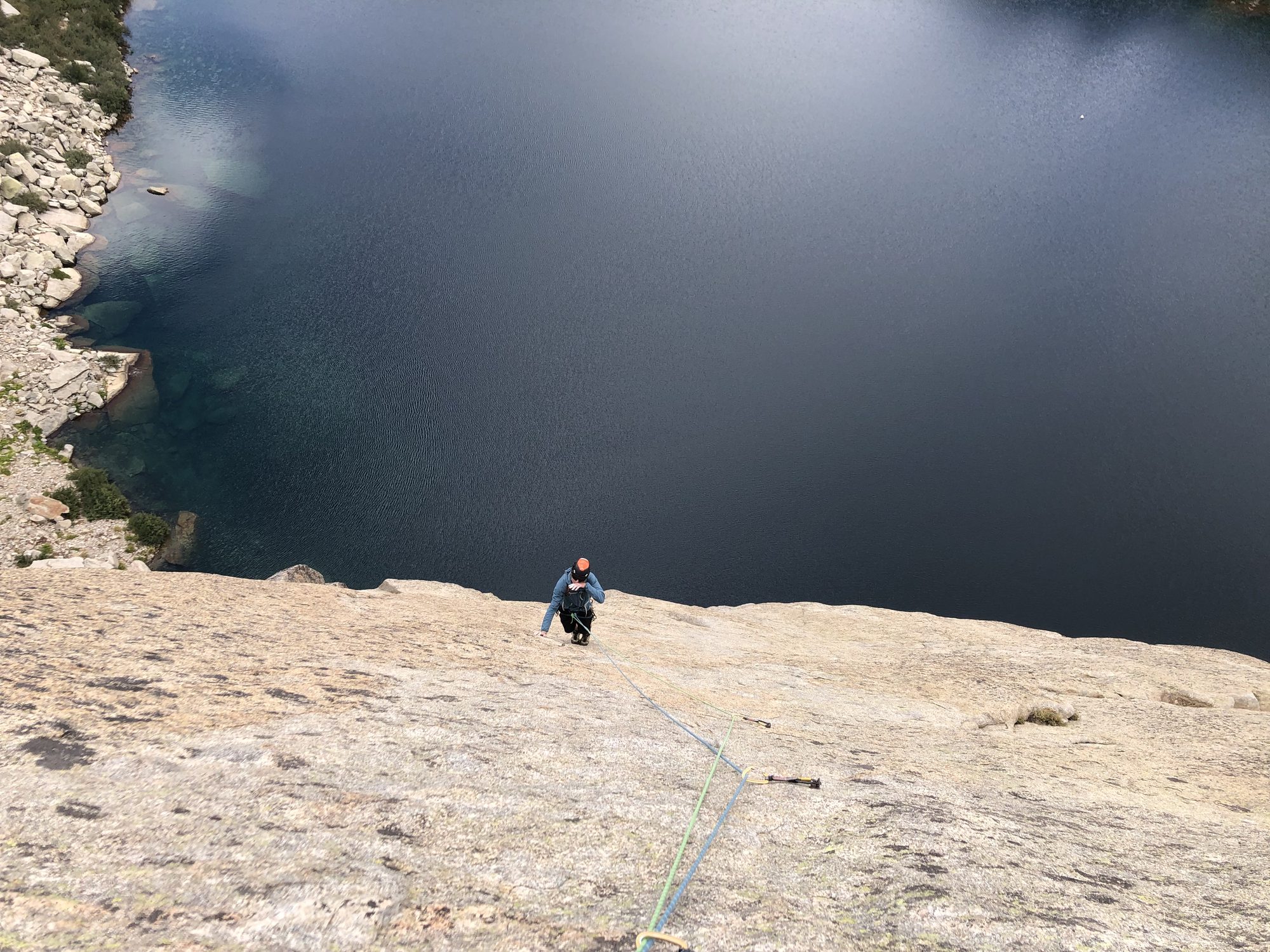 Rappel vertigineux face à un lac de montagne