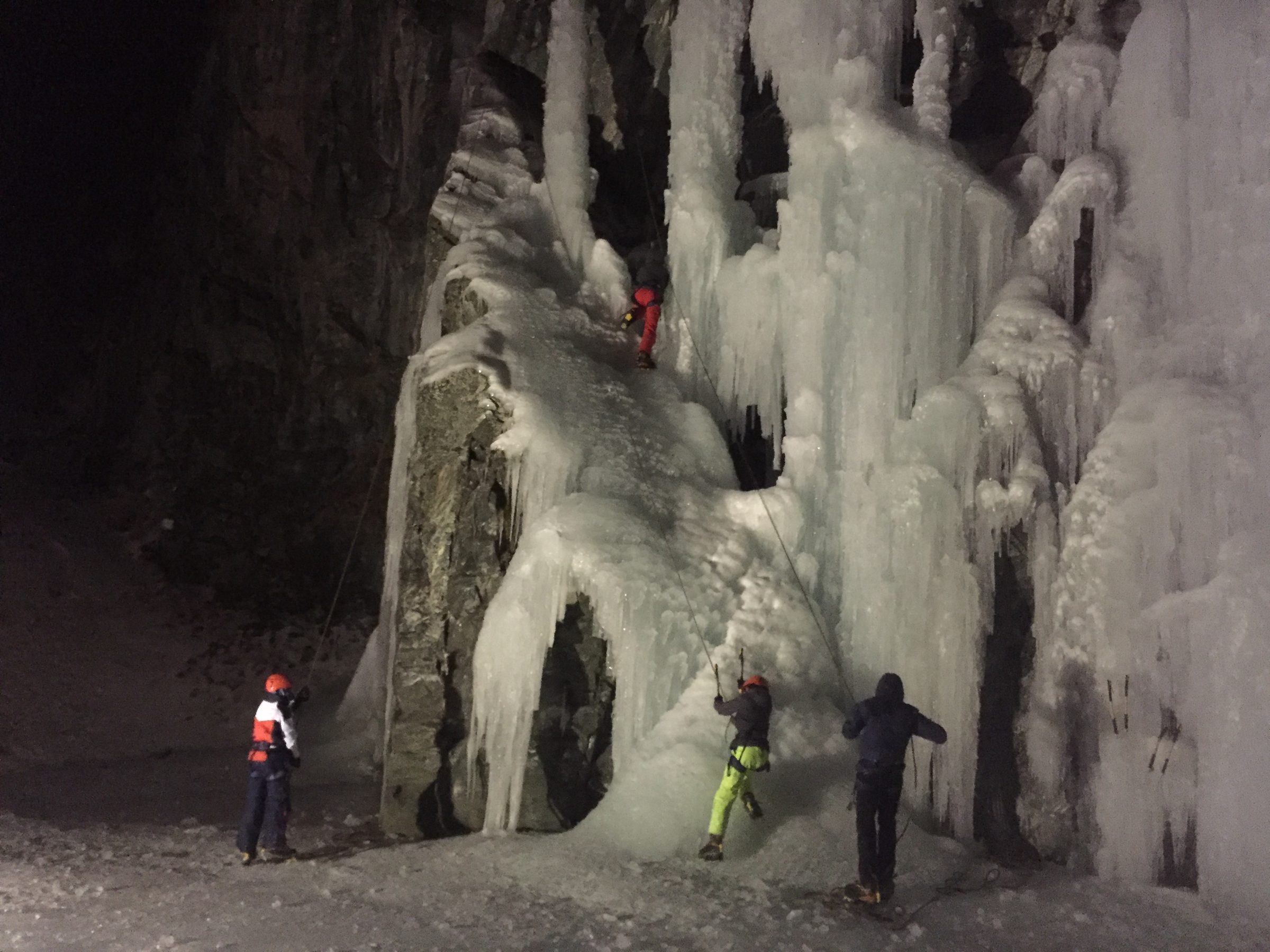 Cascade de glace en nocturne à la Barmette