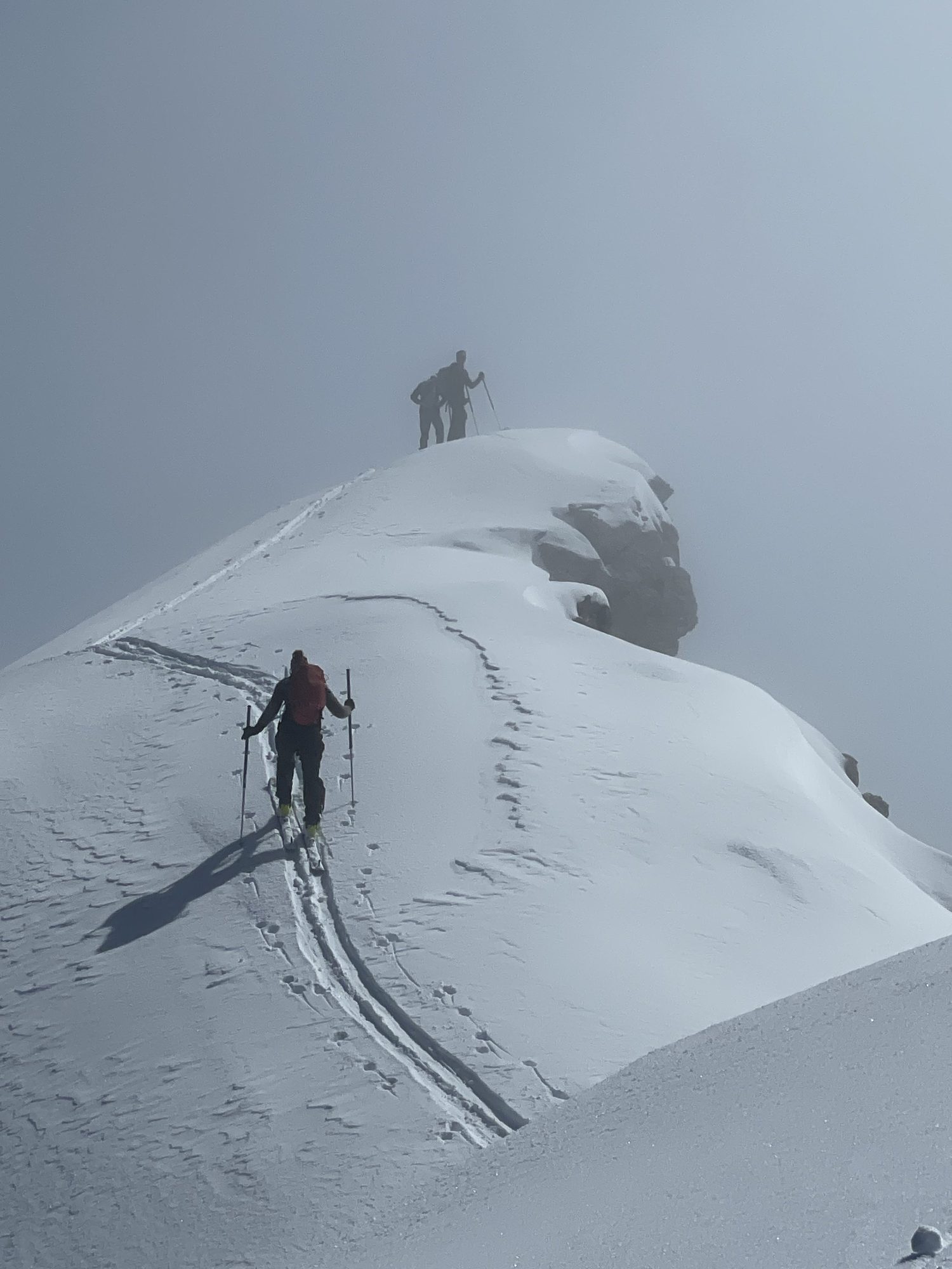 Cordée approchant un sommet dans la brume