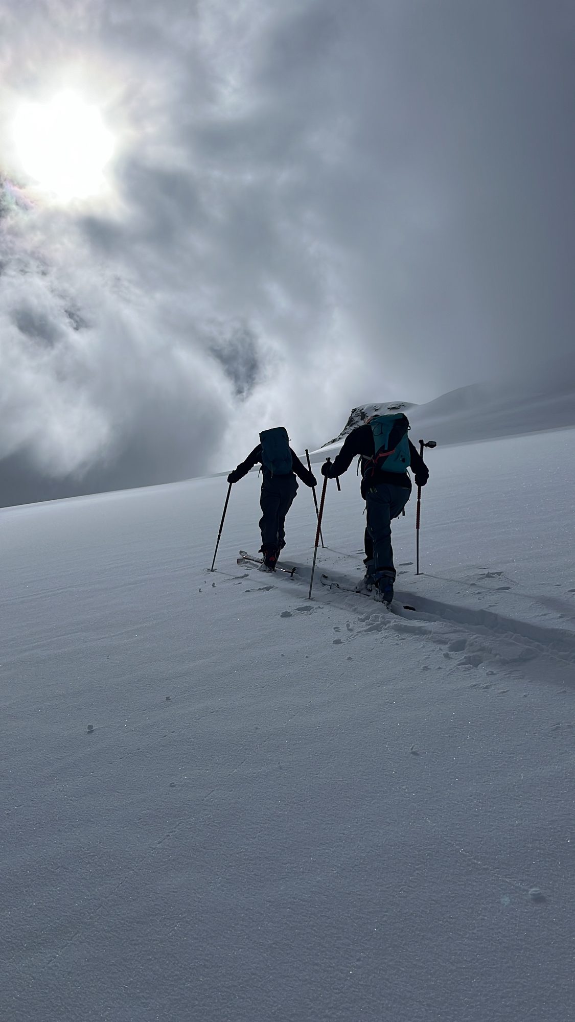 Montée face au soleil, entre les nuages