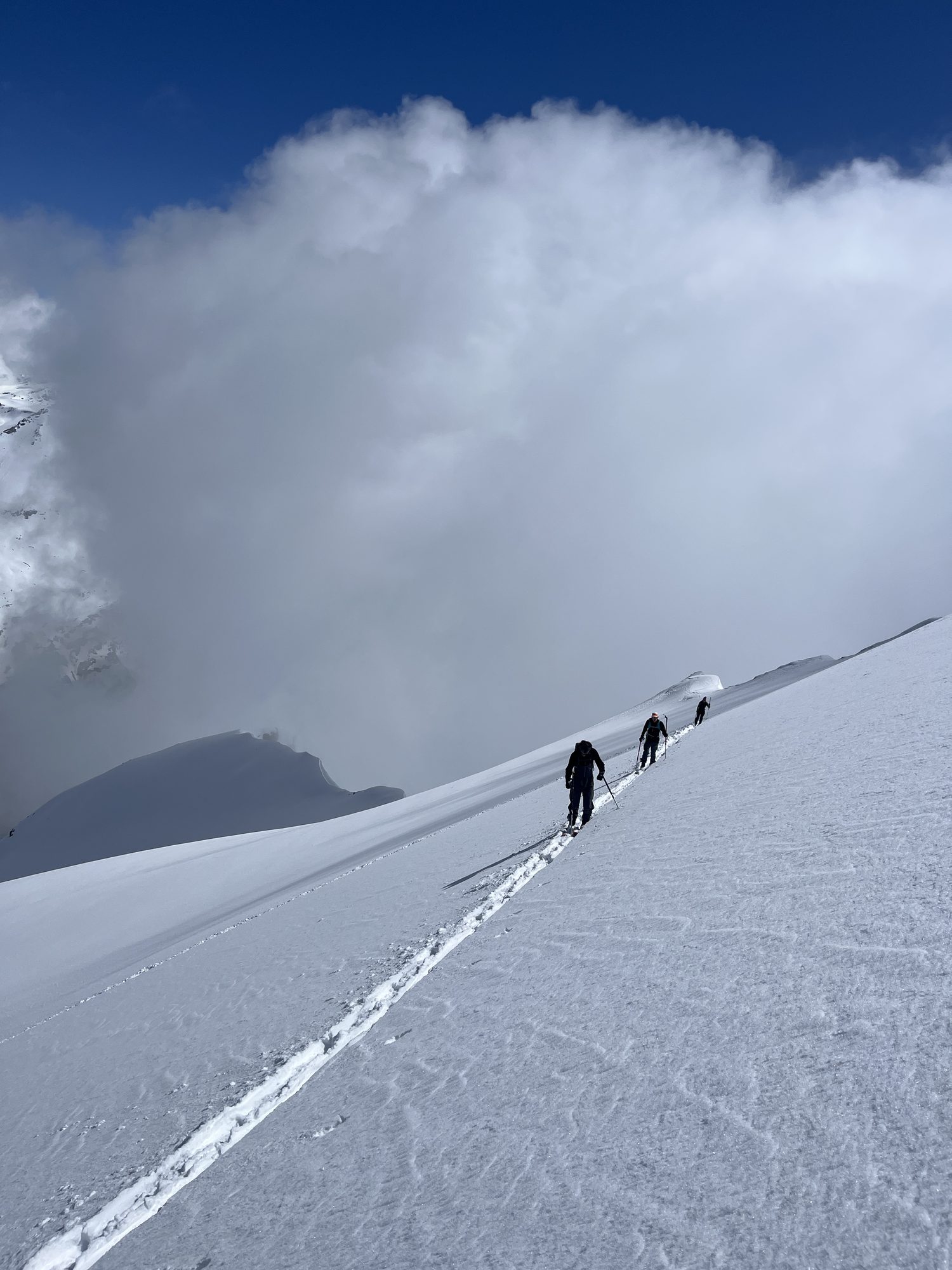La trace vers le sommet au-dessus de la mer de nuages