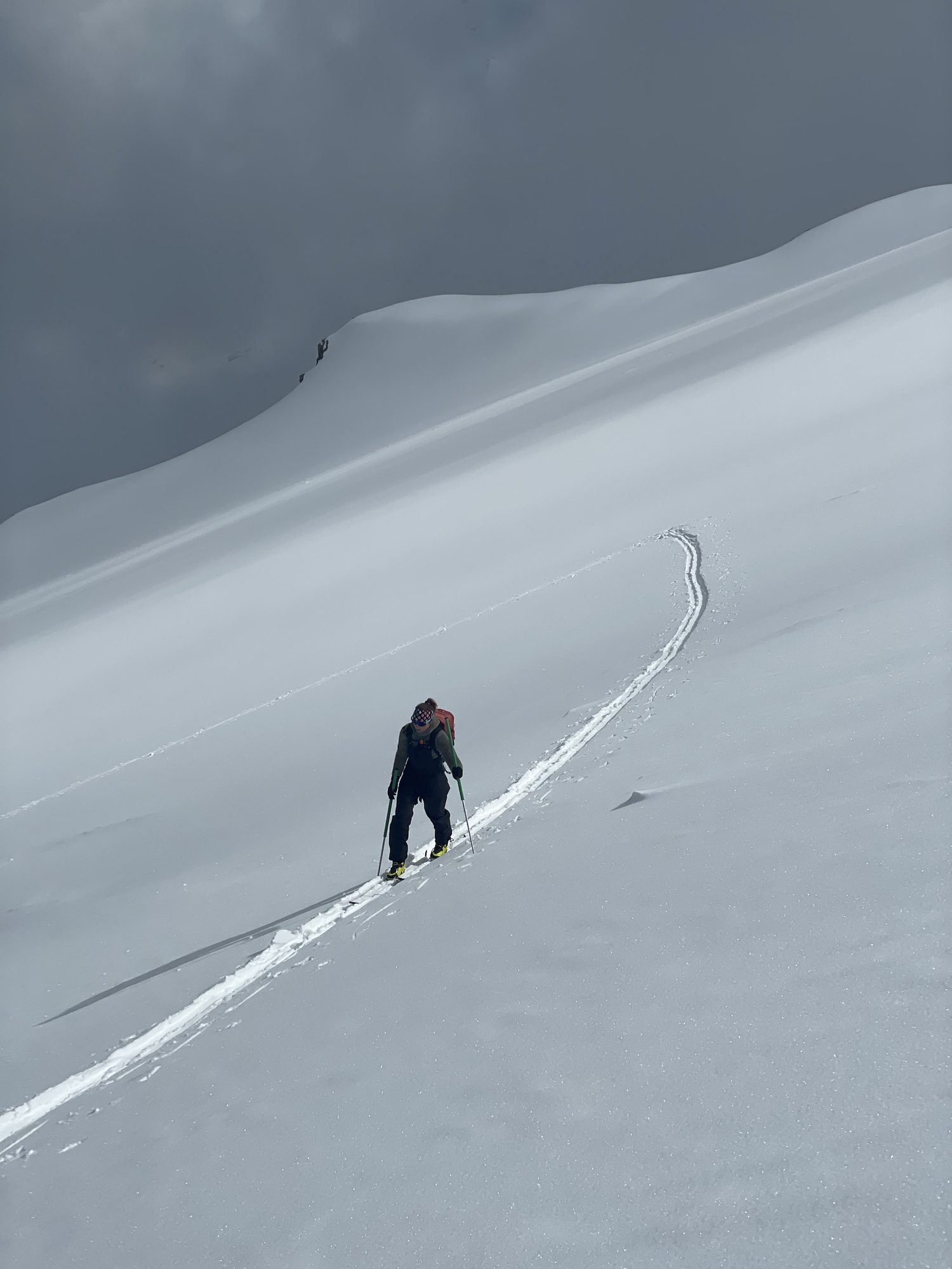 Seul dans la pente, la trace se déroule