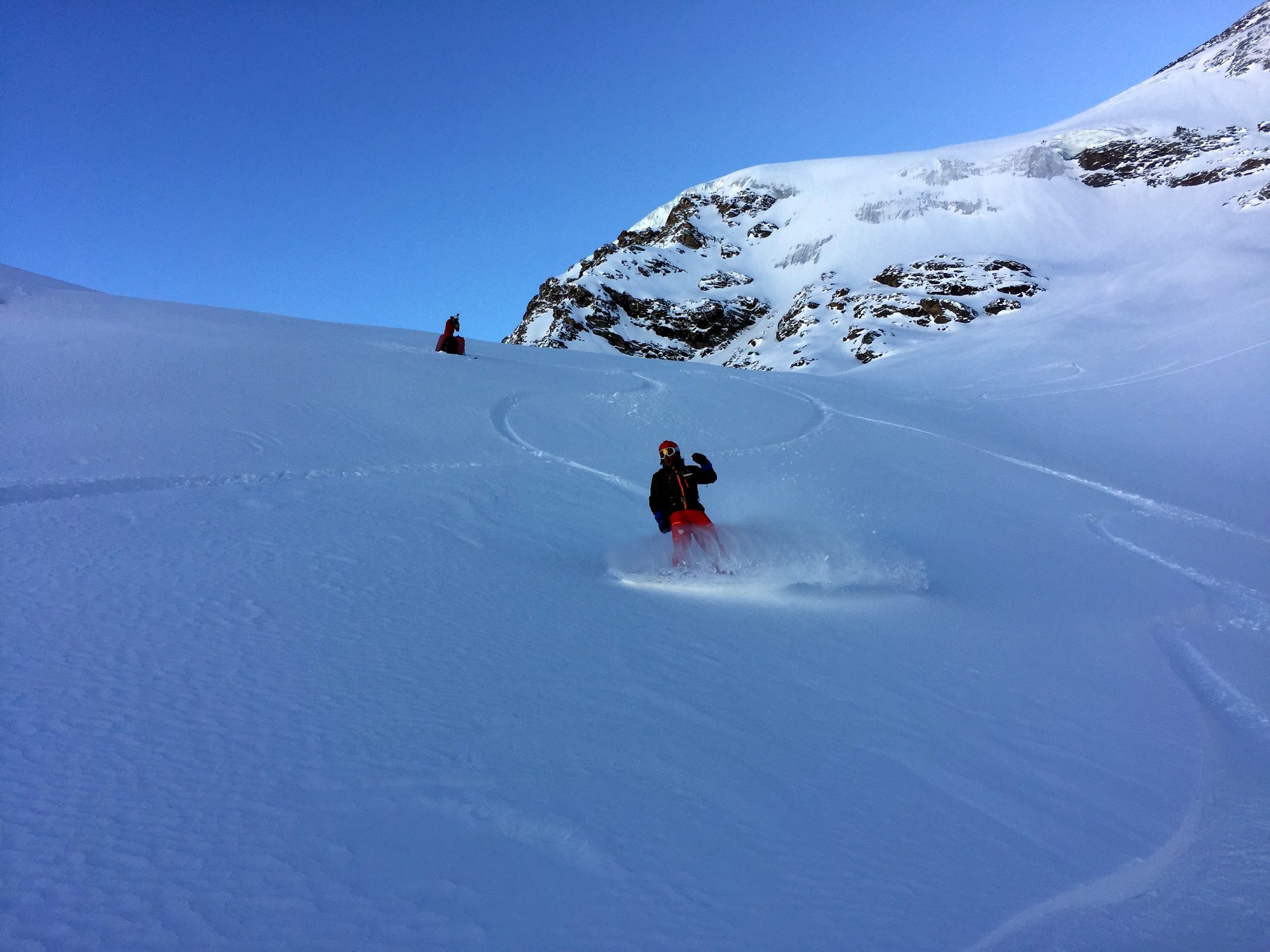 Poudreuse légère, gerbe de neige dans la lumière